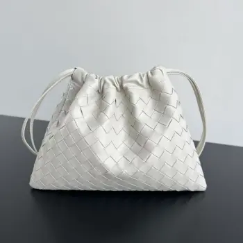 <p>Bv 新款 抽绳Dustbag 垃圾袋  796728 垃圾袋真的好搭 慵懒自在的随意感以经典编织设计 塑造时尚界的不败单品 束口的抽绳设计自然开口褶皱感和柔嫩牛皮光滑细腻 处处透露着这只包的慵懒精致感 不仅自重轻容量也很足哦 想要一个松弛感十足的包包 就入手这个能让你快乐的垃圾袋叭</p><p>尺寸 32x23 </p>