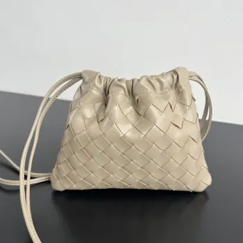 <p>Bv 新款 抽绳Dustbag 垃圾袋  816987 垃圾袋真的好搭 慵懒自在的随意感以经典编织设计 塑造时尚界的不败单品 束口的抽绳设计自然开口褶皱感和柔嫩牛皮光滑细腻 处处透露着这只包的慵懒精致感 不仅自重轻容量也很足哦 想要一个松弛感十足的包包 就入手这个能让你快乐的垃圾袋叭 </p>