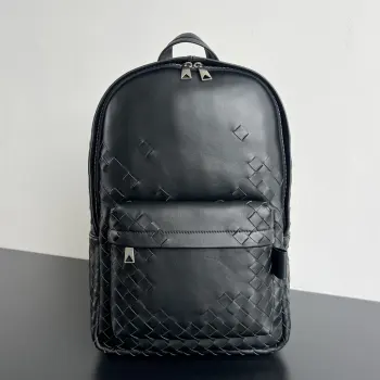 <p>BV新品 男士双肩包 828527 有趣的马赛克双肩包采用穿梭工艺 让编织和光面皮在一起碰撞真的是太独特了 Silkcalf小牛皮 手感软而不塌 半哑光半光泽视觉像把城市暮色揉进了纹路里内衬采用小牛麂皮 使用感更舒适奢华 内里隔层妥帖保护电脑和重要物品 真正的高级 从不用刻意彰显 却在每个细节里让人记住</p><p>尺寸 46x30x14</p>