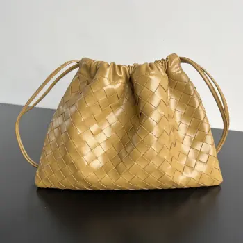 <p>Bv 新款 抽绳Dustbag 垃圾袋  796728 垃圾袋真的好搭 慵懒自在的随意感以经典编织设计 塑造时尚界的不败单品 束口的抽绳设计自然开口褶皱感和柔嫩牛皮光滑细腻 处处透露着这只包的慵懒精致感 不仅自重轻容量也很足哦 想要一个松弛感十足的包包 就入手这个能让你快乐的垃圾袋叭</p><p>尺寸 32x23 </p>