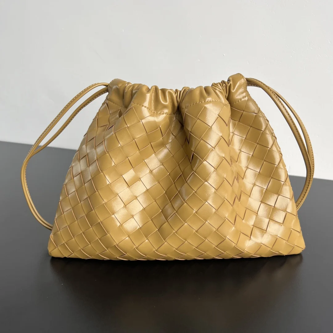 <p>Bv 新款 抽绳Dustbag 垃圾袋 796728 垃圾袋真的好搭 慵懒自在的随意感以经典编织设计 塑造时尚界的不败单品 束口的抽绳设计自然开口褶皱感和柔嫩牛皮光滑细腻 处处透露着这只包的慵懒精致感 不仅自重轻容量也很足哦 想要一个松弛感十足的包包 就入手这个能让你快乐的垃圾袋叭</p><p>尺寸 32x23 </p>