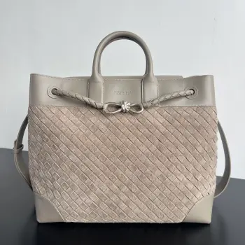 <p>BV新品 Andiamo中性风格 827066 麂皮拼皮 轻盈实用又时髦 妥妥的松弛商务潮男包身上部运用麂皮材质与光滑皮革视觉上的对比 增添了设计的层次感搭配可滑动的金属绳结扣  让包包在简约中透露出精致细节 内里容量大 轻松解决日常东西爆满 周末小旅行的烦恼无论是职场的干练套装 还是日常休闲服饰 都能与之完美搭配 高级大气的造型风格</p><p>尺寸 43*39*20 </p>