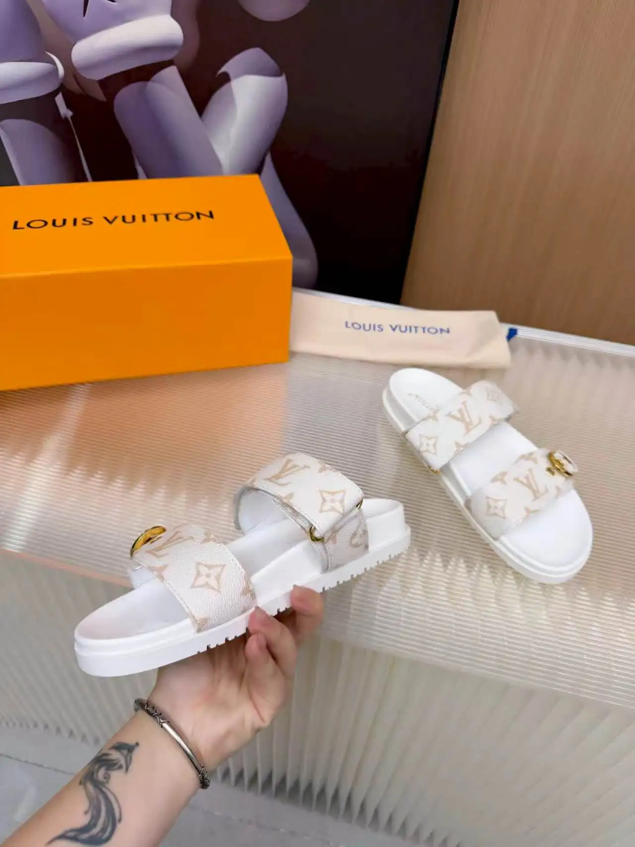 原单LV女鞋|高仿LV女鞋|精仿LV女鞋|一比一LV女鞋<p>Louis Vuitton路易威登新款鞋火爆上市 1:1高级定制 秒杀一切仿品 原版开模 既时尚又美观 面料:小牛皮 进口帆布 内里羊皮 精美原版鞋楦 大底 鞋底加水台4厘米 码数35—42, 多色可选带图下单 欢迎传图砸单 新色会陆续更新</p>