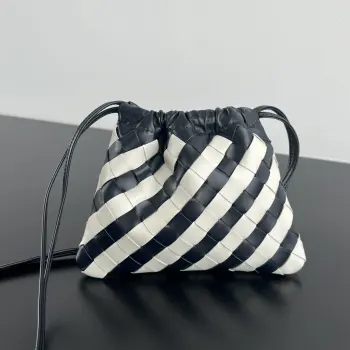 <p>Bv 新款 配色抽绳Dustbag 垃圾袋  816987 经典拼色编织格 背上它 时尚度与回头率都拿捏 以经典编织设计 塑造时尚界的不败单品 束口的抽绳设计自然开口褶皱感和柔嫩牛皮光滑细腻 处处透露着这只包的慵懒精致感 不仅自重轻容量也很足哦 想要一个松弛感十足的包包 就入手这个能让你快乐的垃圾袋叭 </p>