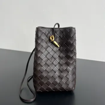 <p>Bv新品 Andiamo竖版手机包843890 Andiamo也出精致的手包啦 包身以竖款方形设计 搭配金属绳结扣 不抢眼 却让整只包多了一丝灵动与贵气低调中带着小精致 容量足够日常收纳 不论单肩手提还是斜挎都完美呈现独特的气质美 小小包型却气场十足 是通勤与休闲的百搭神器</p><p>尺寸 21.5x14x7 </p>