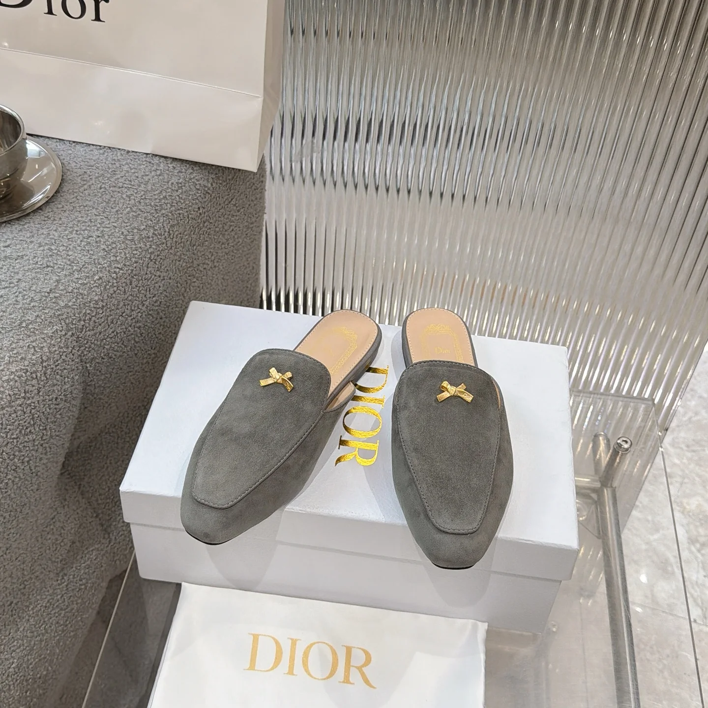原单迪奥女鞋|高仿迪奥女鞋|精仿迪奥女鞋|一比一迪奥女鞋<p>Dior 迪奥 26ss 夏季高版本新款 平底拖鞋</p><p>简约超级百搭. 上脚完美奢华可任意搭配春夏服饰. 脚感更是舒适 材质原版完美复刻. 原版拆解开模.</p><p>面料 原版定制羊京 内里 原版定制羊皮 垫脚 原版定制羊皮 大底 橡胶</p><p>平跟</p><p>Size  35-41 40 41 订做不退换 </p>