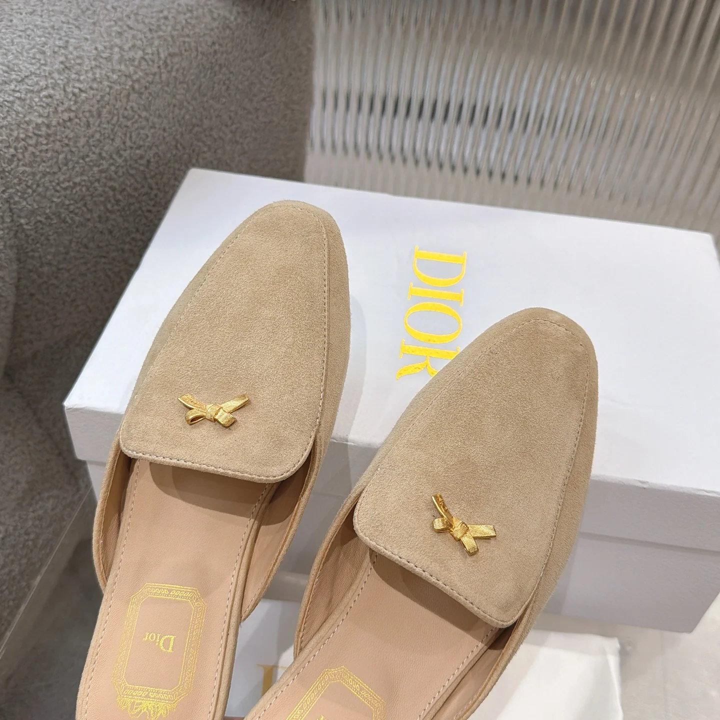 原单迪奥女鞋|高仿迪奥女鞋|精仿迪奥女鞋|一比一迪奥女鞋<p>Dior 迪奥 26ss 夏季高版本新款 平底拖鞋</p><p>简约超级百搭. 上脚完美奢华可任意搭配春夏服饰. 脚感更是舒适 材质原版完美复刻. 原版拆解开模.</p><p>面料 原版定制羊京 内里 原版定制羊皮 垫脚 原版定制羊皮 大底 橡胶</p><p>平跟</p><p>Size  35-41 40 41 订做不退换 </p>