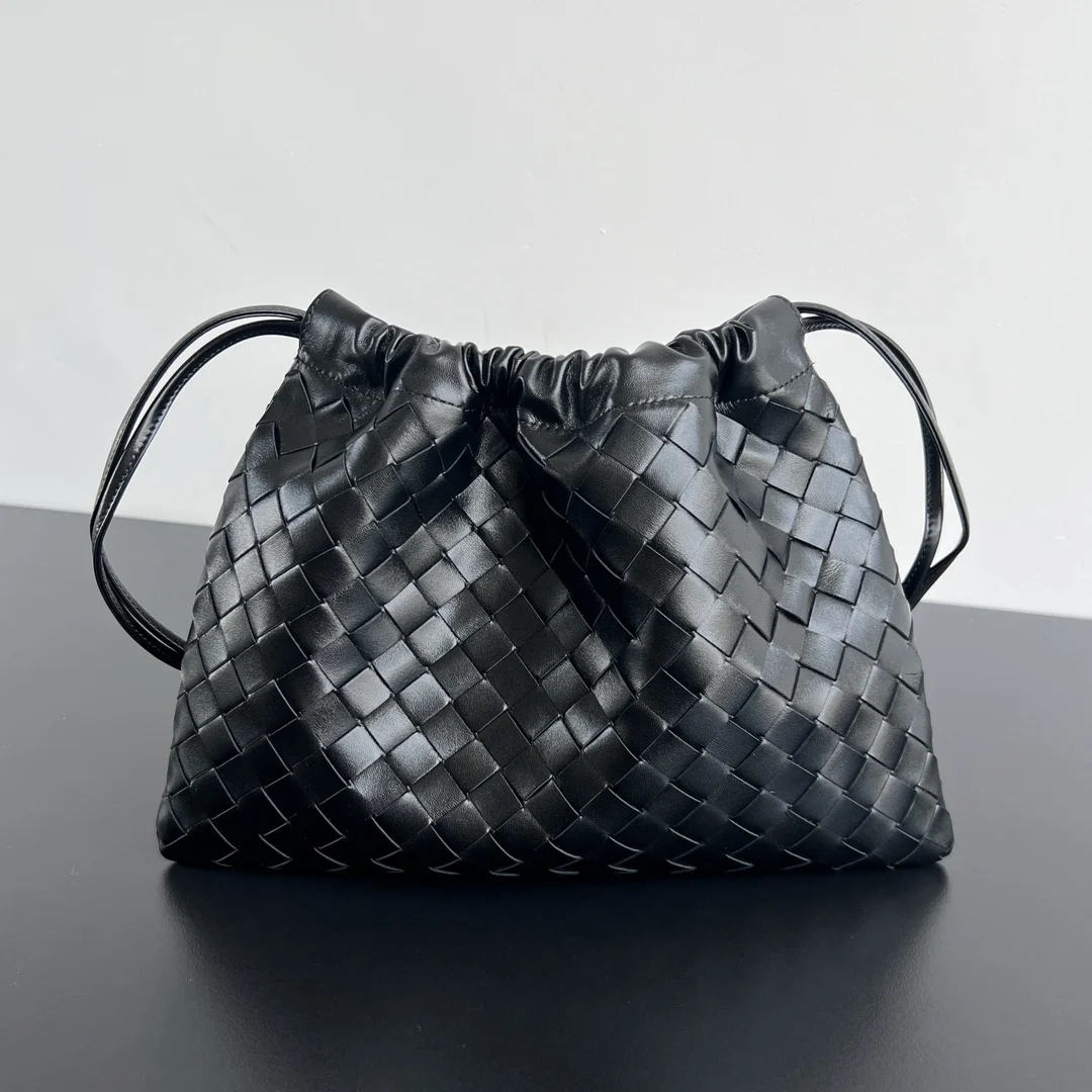 原单BV女包|高仿BV女包|精仿BV女包|一比一BV女包<p>Bv 新款 抽绳Dustbag 垃圾袋  796728 垃圾袋真的好搭 慵懒自在的随意感以经典编织设计 塑造时尚界的不败单品 束口的抽绳设计自然开口褶皱感和柔嫩牛皮光滑细腻 处处透露着这只包的慵懒精致感 不仅自重轻容量也很足哦 想要一个松弛感十足的包包 就入手这个能让你快乐的垃圾袋叭</p><p>尺寸 32x23 </p>