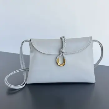 <p>BV秋冬新品806034 Medium Liberta 女包 光滑小牛皮翻盖斜跨包 手拿包 不一样的原皮质感 包身采用慢速鞣制工法 加上金属元素锁扣和同轴绳 凸显丝滑小牛皮的本质 展现出独有的超细致纹理 袋口向下折时就像是信封包一般优雅简一只名为自由的包包 你值得拥有它 </p><p>Size 35*23*6cm</p>