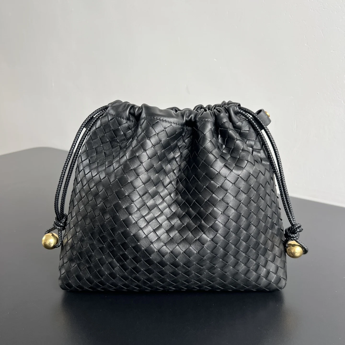 原单BV女包|高仿BV女包|精仿BV女包|一比一BV女包<p>BV新品 Dustbag手袋 868505 是一款可作为内胆也可以单独使用的小垃圾袋包包小编织搭配两侧的金属装饰 这种优雅的精致呼之欲出 搭配服装的时候可当作手拿包使用 出行旅游可以展平使用 空间超足 重点是左右两边各有一个侧耳仔 上面附带有按扣 和Barbara一起使用就是一个很精美的内胆包</p><p>尺寸 29x25x6 </p>