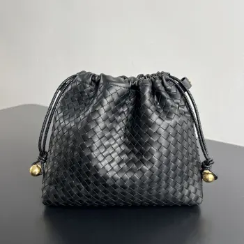 <p>BV新品 Dustbag手袋 868505 是一款可作为内胆也可以单独使用的小垃圾袋包包小编织搭配两侧的金属装饰 这种优雅的精致呼之欲出 搭配服装的时候可当作手拿包使用 出行旅游可以展平使用 空间超足 重点是左右两边各有一个侧耳仔 上面附带有按扣 和Barbara一起使用就是一个很精美的内胆包</p><p>尺寸 29x25x6 </p>