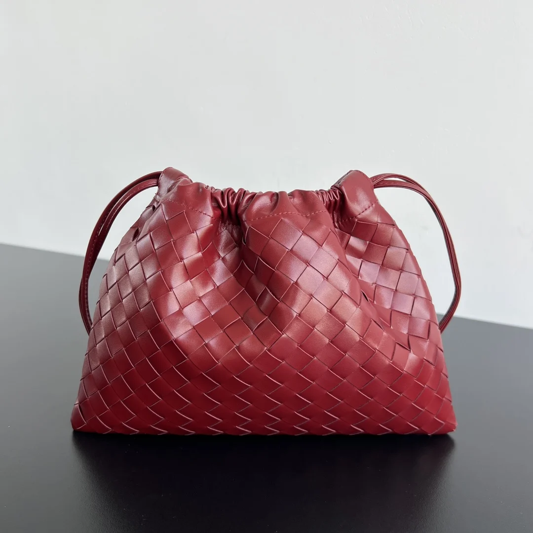 <p>Bv 新款 抽绳Dustbag 垃圾袋 796728 垃圾袋真的好搭 慵懒自在的随意感以经典编织设计 塑造时尚界的不败单品 束口的抽绳设计自然开口褶皱感和柔嫩牛皮光滑细腻 处处透露着这只包的慵懒精致感 不仅自重轻容量也很足哦 想要一个松弛感十足的包包 就入手这个能让你快乐的垃圾袋叭</p><p>尺寸 32x23 </p>