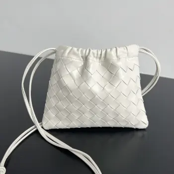 <p>Bv 新款 抽绳Dustbag 垃圾袋  816987 垃圾袋真的好搭 慵懒自在的随意感以经典编织设计 塑造时尚界的不败单品 束口的抽绳设计自然开口褶皱感和柔嫩牛皮光滑细腻 处处透露着这只包的慵懒精致感 不仅自重轻容量也很足哦 想要一个松弛感十足的包包 就入手这个能让你快乐的垃圾袋叭 </p>