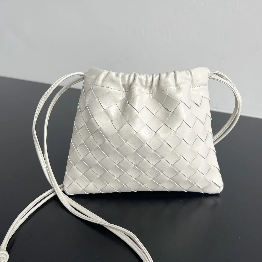 <p>Bv 新款 抽绳Dustbag 垃圾袋 816987 垃圾袋真的好搭 慵懒自在的随意感以经典编织设计 塑造时尚界的不败单品 束口的抽绳设计自然开口褶皱感和柔嫩牛皮光滑细腻 处处透露着这只包的慵懒精致感 不仅自重轻容量也很足哦 想要一个松弛感十足的包包 就入手这个能让你快乐的垃圾袋叭 </p>