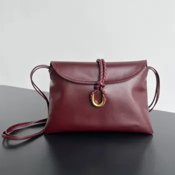 <p>BV秋冬新品806034 Medium Liberta 女包 光滑小牛皮翻盖斜跨包 手拿包 不一样的原皮质感 包身采用慢速鞣制工法 加上金属元素锁扣和同轴绳 凸显丝滑小牛皮的本质 展现出独有的超细致纹理 袋口向下折时就像是信封包一般优雅简一只名为自由的包包 你值得拥有它 </p><p>Size 35*23*6cm</p>