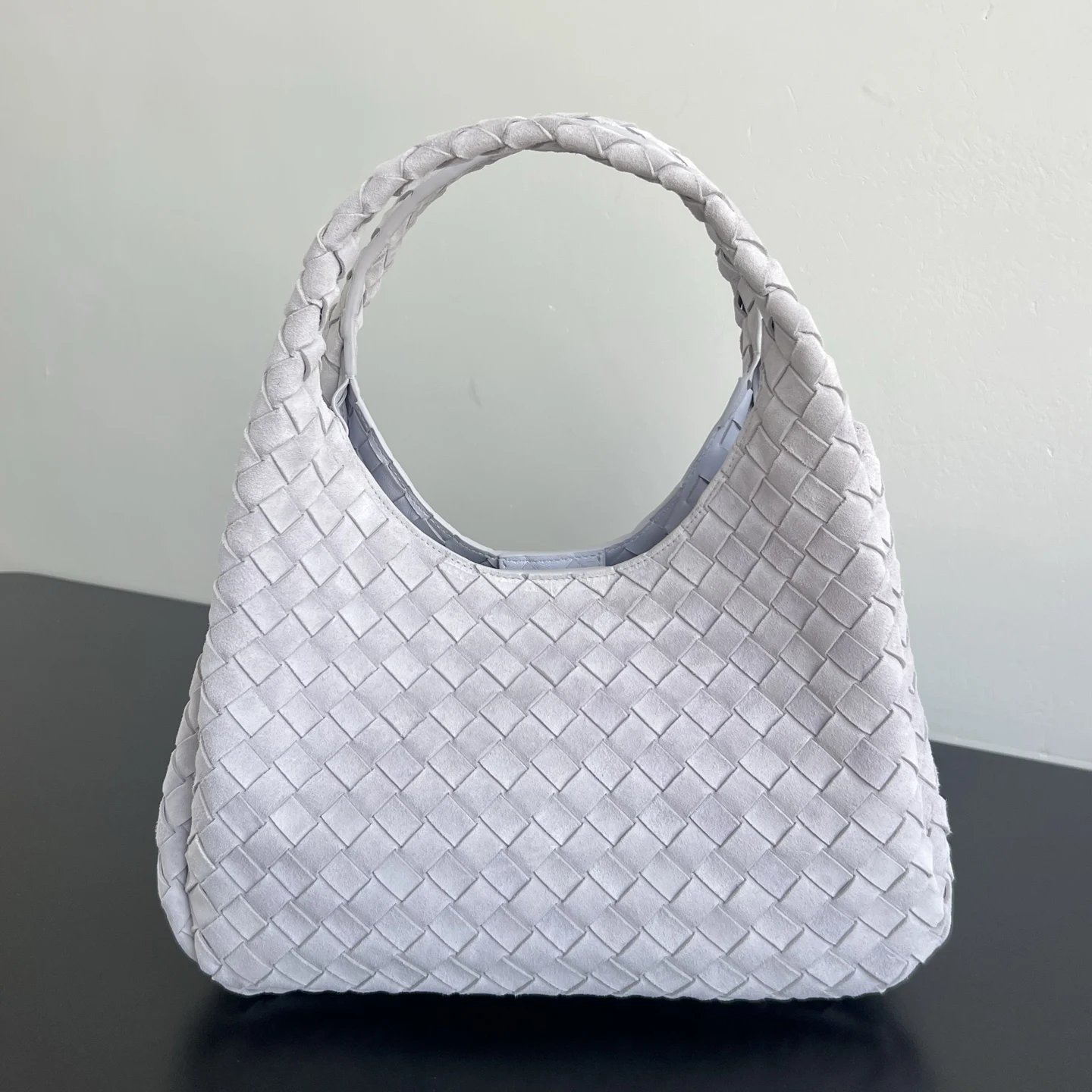 <p>BV新品 麂皮Campana手袋 844249 经典回归的Campana手袋复古有魅力 灵感来源04年的经典馆藏每一根皮条都是用两层Nappa小羊皮制成 展现着内外全编织的极致工艺 包身超级轻盈 采用皮革系带开合 配有隐藏式磁扣 拥有两种形态可切换 容量大到惊人 不管是日常出行 还是旅行放各种小物  都能轻松搞定 通勤约会两手抓 随手拎出法式慵懒 </p><p>尺寸 33x20x16.5 </p>