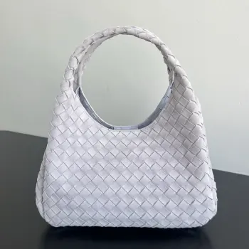 <p>BV新品 麂皮Campana手袋 844249 经典回归的Campana手袋复古有魅力 灵感来源04年的经典馆藏每一根皮条都是用两层Nappa小羊皮制成 展现着内外全编织的极致工艺 包身超级轻盈 采用皮革系带开合 配有隐藏式磁扣 拥有两种形态可切换 容量大到惊人 不管是日常出行 还是旅行放各种小物  都能轻松搞定 通勤约会两手抓 随手拎出法式慵懒 </p><p>尺寸 33x20x16.5 </p>