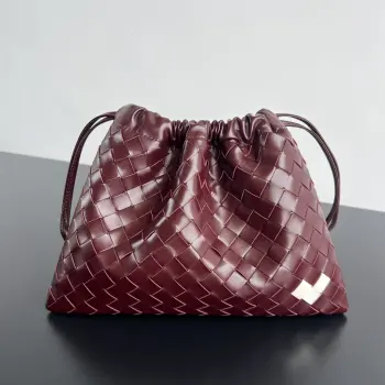 <p>Bv 新款 情人节甜蜜系列 抽绳Dustbag 垃圾袋  796728 经典编织 融入爱心元素  简直是甜度爆表 这些可爱的小爱心是由意大利细皮绳巧妙编织而成 红白配色干净又高级  束口的抽绳设计自然开口褶皱感和柔嫩牛皮光滑细腻 不仅自重轻容量也很足哦 背上它 情人节氛围拉满 </p><p>尺寸 32x23 </p>