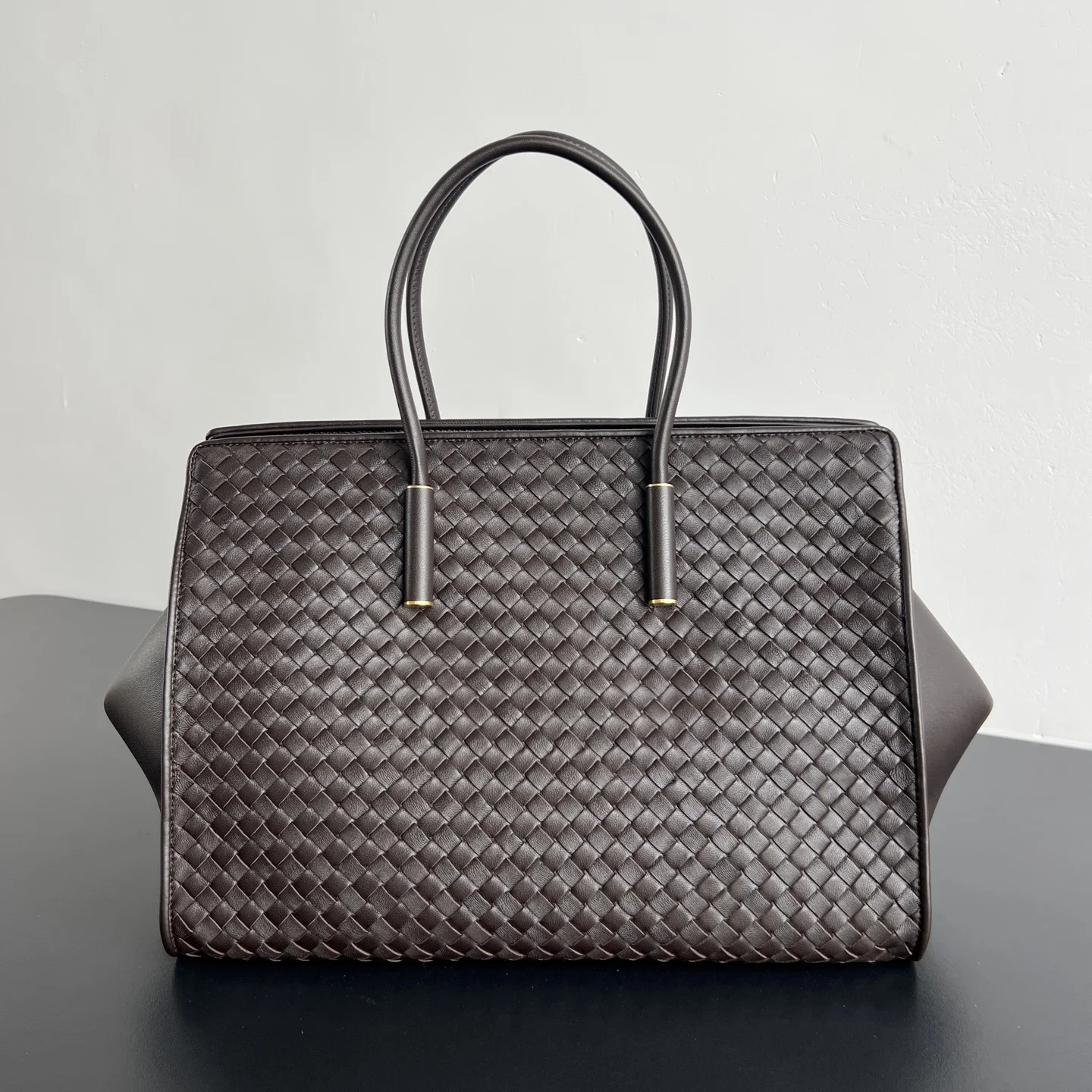<p>BV新品 Barbare Tote手袋 868327 精致的简约风格 是一种安静的高级感 柔软的小羊皮在匠人手中被编织成细密的纹理 摸上去温润又丝滑 包包两侧可敞开展随性 也可收拢变正式托特包方正的包型即能容纳下13寸电脑 文件衣物都能装下 硬挺版型+舒适提手 能hold住正式场合 也能适配日常通勤 真正做到 一包装下所有场合 是职场大女主的气场担当</p>
