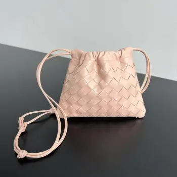 <p>Bv 新款 抽绳Dustbag 垃圾袋  816987 垃圾袋真的好搭 慵懒自在的随意感以经典编织设计 塑造时尚界的不败单品 束口的抽绳设计自然开口褶皱感和柔嫩牛皮光滑细腻 处处透露着这只包的慵懒精致感 不仅自重轻容量也很足哦 想要一个松弛感十足的包包 就入手这个能让你快乐的垃圾袋叭 </p>