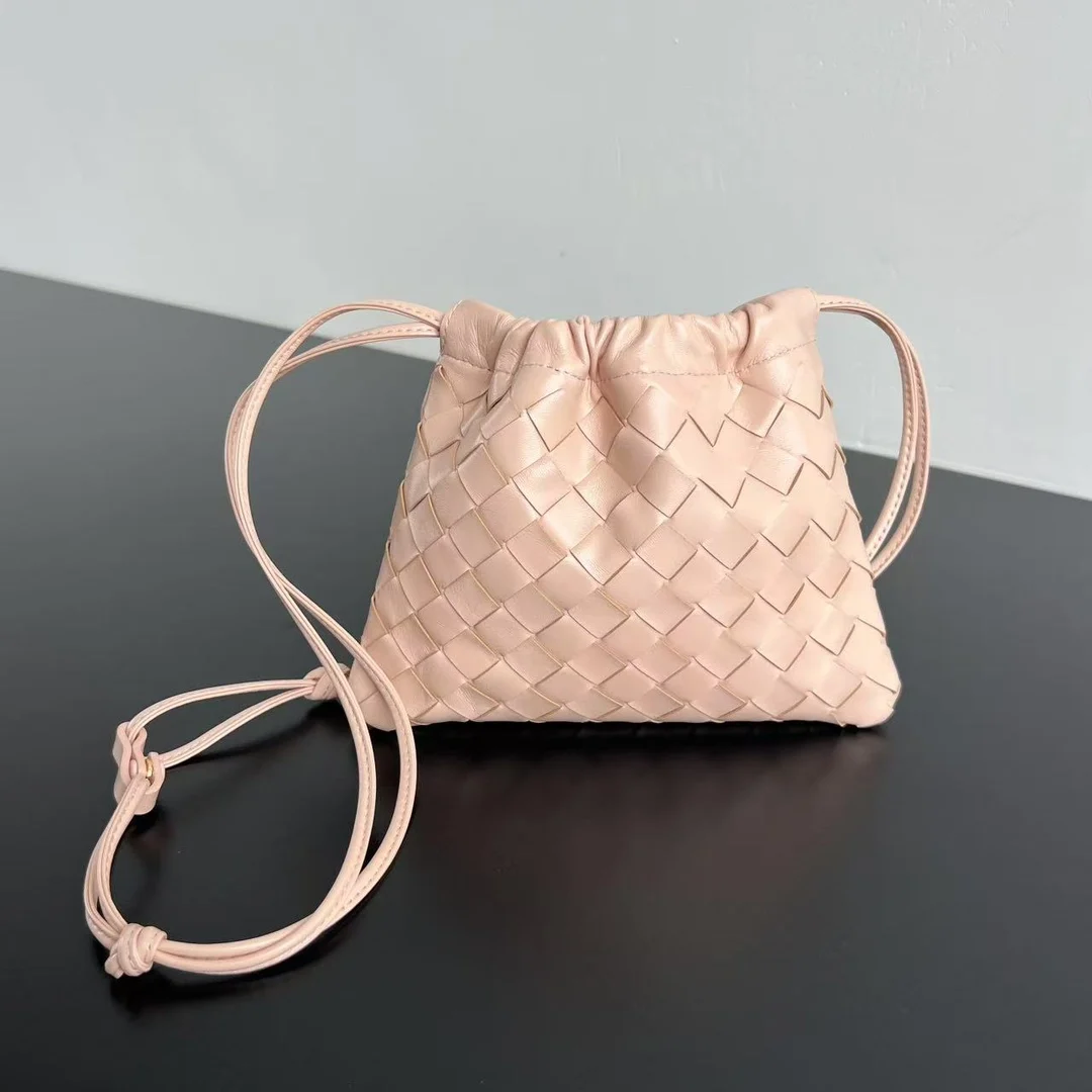 <p>Bv 新款 抽绳Dustbag 垃圾袋 816987 垃圾袋真的好搭 慵懒自在的随意感以经典编织设计 塑造时尚界的不败单品 束口的抽绳设计自然开口褶皱感和柔嫩牛皮光滑细腻 处处透露着这只包的慵懒精致感 不仅自重轻容量也很足哦 想要一个松弛感十足的包包 就入手这个能让你快乐的垃圾袋叭 </p>