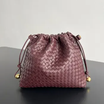 <p>BV新品 Dustbag手袋 868505 是一款可作为内胆也可以单独使用的小垃圾袋包包小编织搭配两侧的金属装饰 这种优雅的精致呼之欲出 搭配服装的时候可当作手拿包使用 出行旅游可以展平使用 空间超足 重点是左右两边各有一个侧耳仔 上面附带有按扣 和Barbara一起使用就是一个很精美的内胆包</p><p>尺寸 29x25x6 </p>