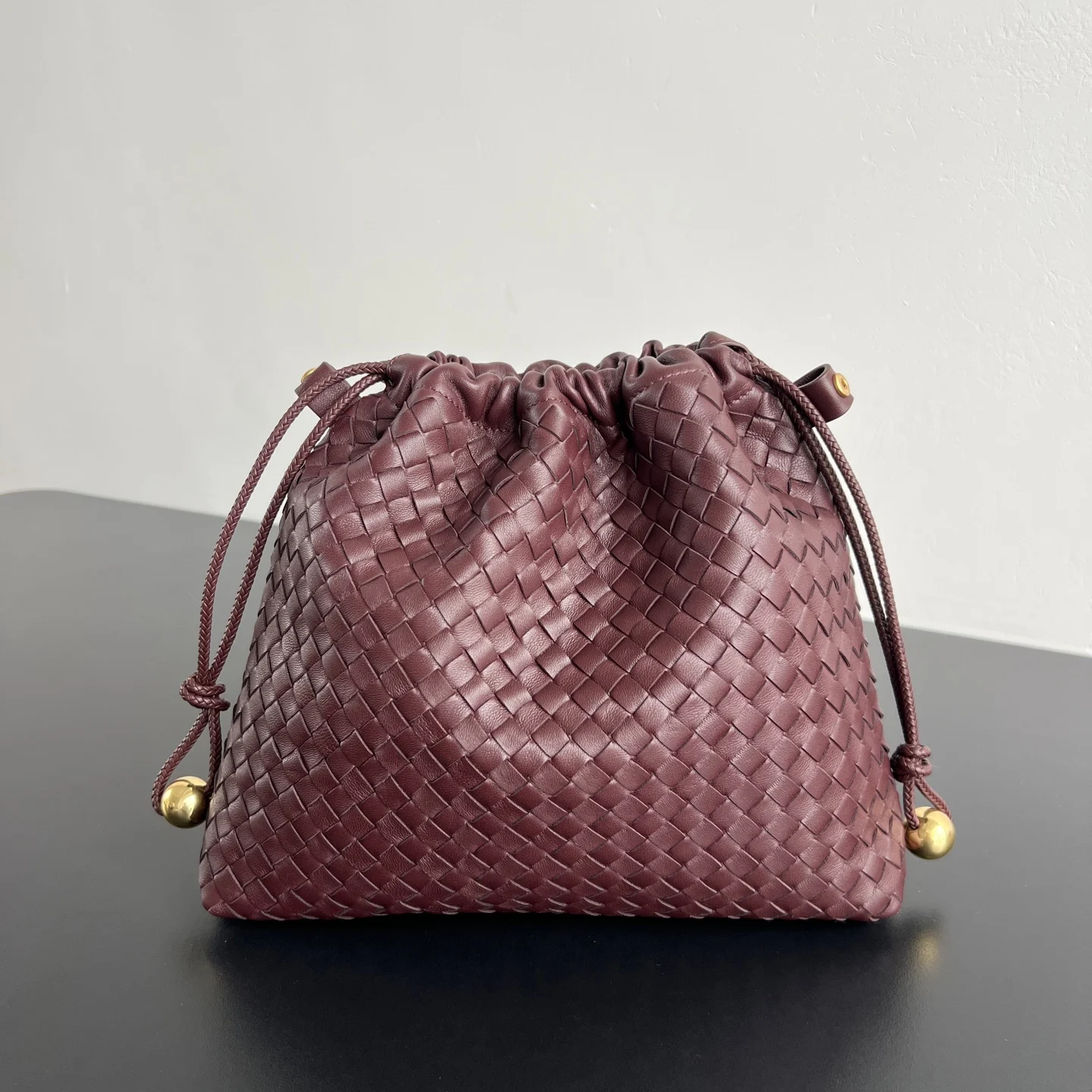 <p>BV新品 Dustbag手袋 868505 是一款可作为内胆也可以单独使用的小垃圾袋包包小编织搭配两侧的金属装饰 这种优雅的精致呼之欲出 搭配服装的时候可当作手拿包使用 出行旅游可以展平使用 空间超足 重点是左右两边各有一个侧耳仔 上面附带有按扣 和Barbara一起使用就是一个很精美的内胆包</p><p>尺寸 29x25x6 </p>