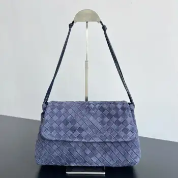 <p>BV新品 麂皮Dustbag 857657 被大家问爆的麂皮垃圾袋来啦翻盖设计不仅增加了视觉层次感 整体还显的精致而不厚重包身选用柔软麂皮材质 摸起来软乎乎糯叽叽的 透露着低调雾面高级感翻盖+抽绳开合方式 整体更加有立体感和安全性 无论是作为单肩包还是斜挎包使用 都能展现出优雅的气质</p><p>尺寸 33x19x8 </p>