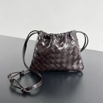 <p>Bv 新款 抽绳Dustbag 垃圾袋  816987 垃圾袋真的好搭 慵懒自在的随意感以经典编织设计 塑造时尚界的不败单品 束口的抽绳设计自然开口褶皱感和柔嫩牛皮光滑细腻 处处透露着这只包的慵懒精致感 不仅自重轻容量也很足哦 想要一个松弛感十足的包包 就入手这个能让你快乐的垃圾袋叭 </p>