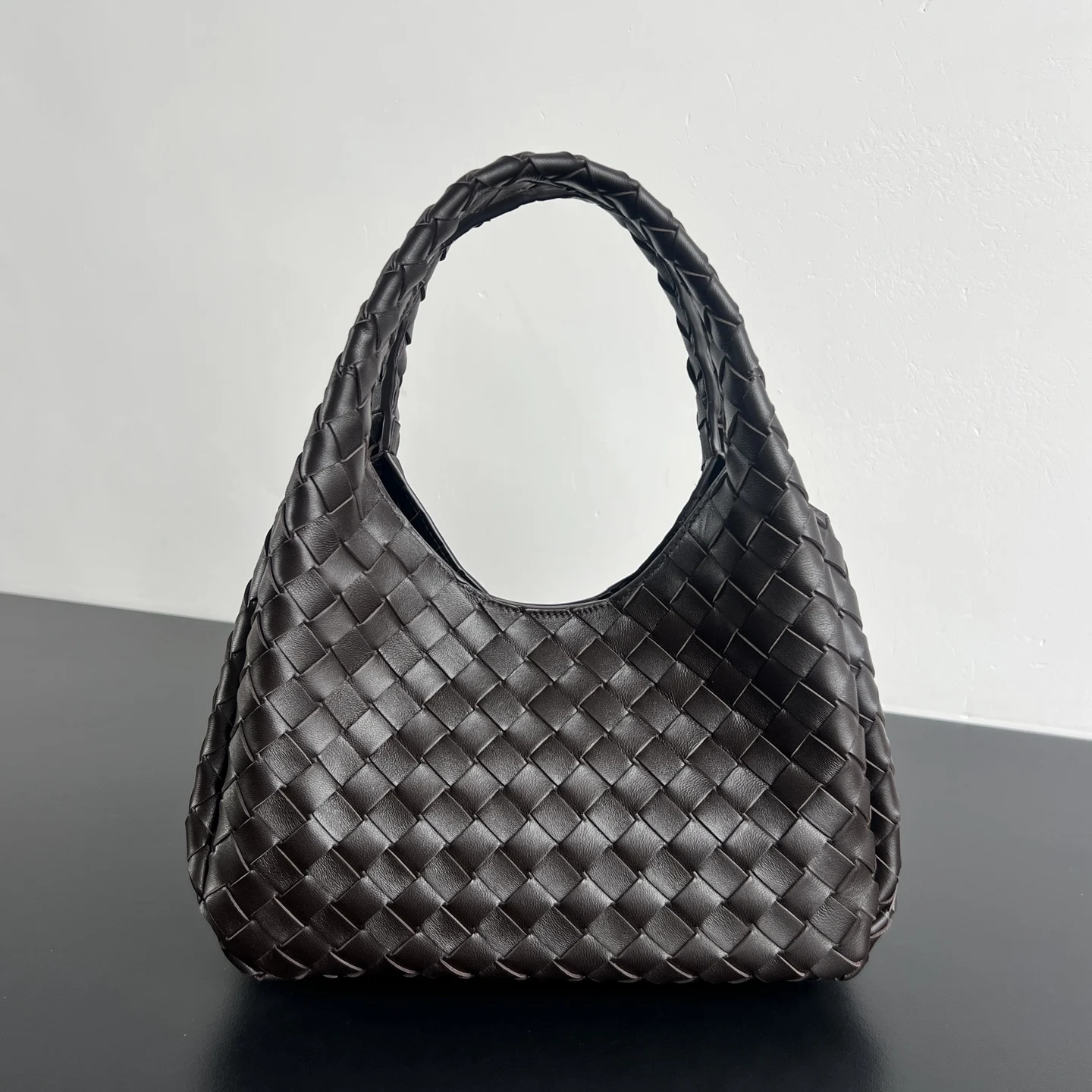 原单BV女包|高仿BV女包|精仿BV女包|一比一BV女包<p>BV新品 Campana手袋 854248 经典回归的Campana手袋复古有魅力 灵感来源04年的经典馆藏每一根皮条都是用两层Nappa小羊皮制成 展现着内外全编织的极致工艺 包身超级轻盈 采用皮革系带开合 配有隐藏式磁扣 拥有两种形态可切换 容量大到惊人 不管是日常出行 还是旅行放各种小物  都能轻松搞定 通勤约会两手抓 随手拎出法式慵懒 </p><p>尺寸 28x16x15 </p>
