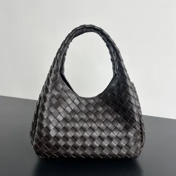 <p>BV新品 Campana手袋 854248 经典回归的Campana手袋复古有魅力 灵感来源04年的经典馆藏每一根皮条都是用两层Nappa小羊皮制成 展现着内外全编织的极致工艺 包身超级轻盈 采用皮革系带开合 配有隐藏式磁扣 拥有两种形态可切换 容量大到惊人 不管是日常出行 还是旅行放各种小物  都能轻松搞定 通勤约会两手抓 随手拎出法式慵懒 </p><p>尺寸 28x16x15 </p>