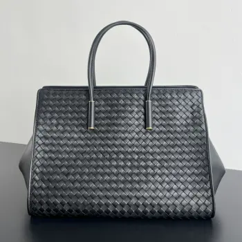 <p>BV新品 Barbare Tote手袋 868327 精致的简约风格 是一种安静的高级感 柔软的小羊皮在匠人手中被编织成细密的纹理 摸上去温润又丝滑 包包两侧可敞开展随性 也可收拢变正式托特包方正的包型即能容纳下13寸电脑 文件衣物都能装下 硬挺版型+舒适提手 能hold住正式场合 也能适配日常通勤 真正做到 一包装下所有场合 是职场大女主的气场担当</p>