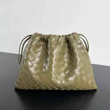 <p>Bv 新款 抽绳Dustbag 垃圾袋  796728 垃圾袋真的好搭 慵懒自在的随意感以经典编织设计 塑造时尚界的不败单品 束口的抽绳设计自然开口褶皱感和柔嫩牛皮光滑细腻 处处透露着这只包的慵懒精致感 不仅自重轻容量也很足哦 想要一个松弛感十足的包包 就入手这个能让你快乐的垃圾袋叭</p><p>尺寸 32x23 </p>