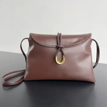 <p>BV秋冬新品806034 Medium Liberta 女包 光滑小牛皮翻盖斜跨包 手拿包 不一样的原皮质感 包身采用慢速鞣制工法 加上金属元素锁扣和同轴绳 凸显丝滑小牛皮的本质 展现出独有的超细致纹理 袋口向下折时就像是信封包一般优雅简一只名为自由的包包 你值得拥有它 </p><p>Size 35*23*6cm</p>