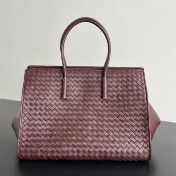 <p>BV新品 Barbare Tote手袋 868327 精致的简约风格 是一种安静的高级感 柔软的小羊皮在匠人手中被编织成细密的纹理 摸上去温润又丝滑 包包两侧可敞开展随性 也可收拢变正式托特包方正的包型即能容纳下13寸电脑 文件衣物都能装下 硬挺版型+舒适提手 能hold住正式场合 也能适配日常通勤 真正做到 一包装下所有场合 是职场大女主的气场担当</p>