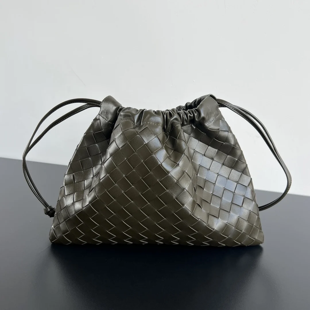 <p>Bv 新款 抽绳Dustbag 垃圾袋 796728 垃圾袋真的好搭 慵懒自在的随意感以经典编织设计 塑造时尚界的不败单品 束口的抽绳设计自然开口褶皱感和柔嫩牛皮光滑细腻 处处透露着这只包的慵懒精致感 不仅自重轻容量也很足哦 想要一个松弛感十足的包包 就入手这个能让你快乐的垃圾袋叭</p><p>尺寸 32x23 </p>