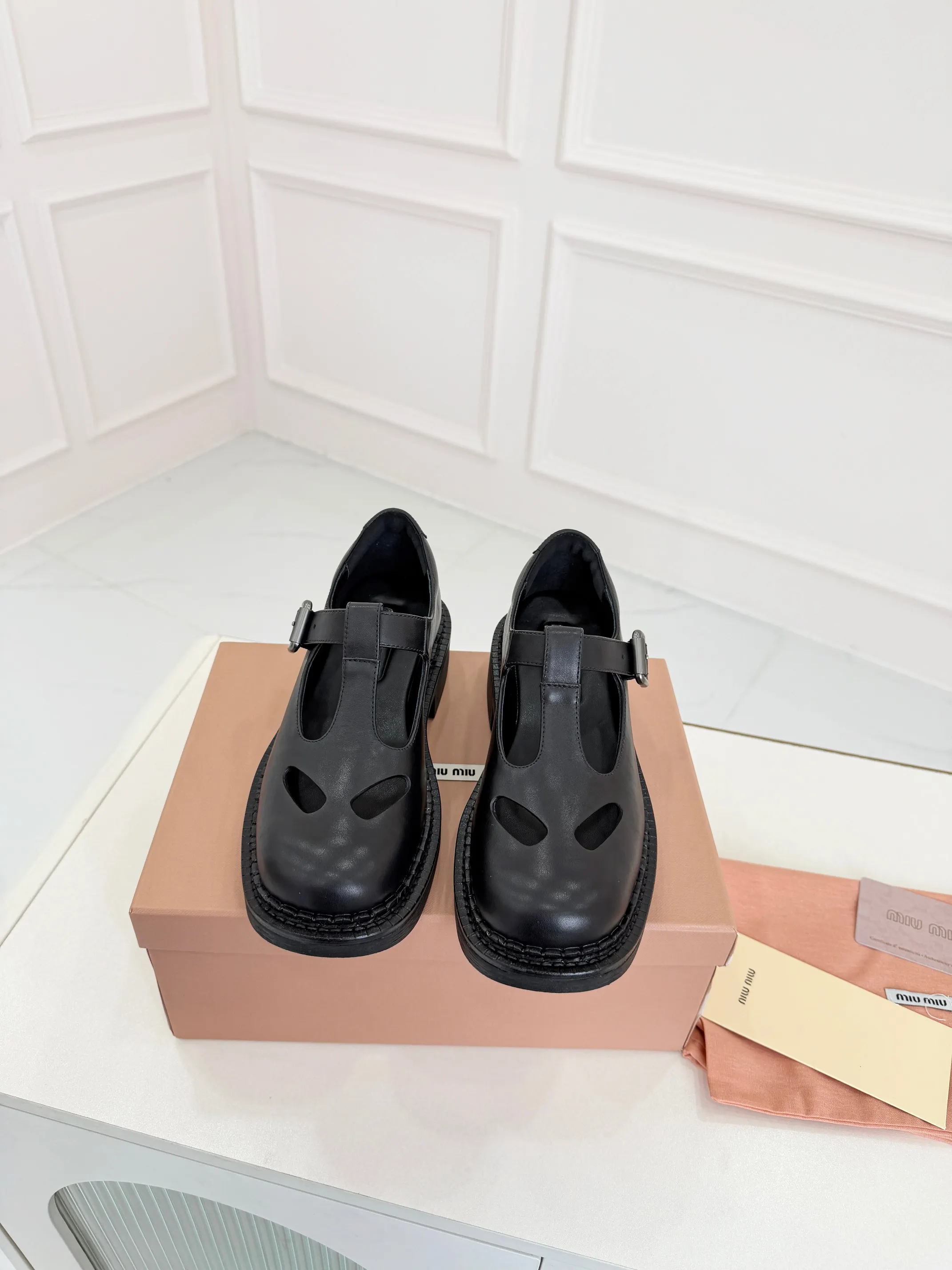 原单MIUMIU女鞋|高仿MIUMIU女鞋|精仿MIUMIU女鞋|一比一MIUMIU女鞋<p>miumiu26ss缪缪走秀款 复古百搭休闲 乐福鞋压花乐福鞋 进口环保水洗牛皮 羊皮里 跟高3.5厘米 矮个子的福音哦 上班旅游两不误  两色供应 35-41码</p>