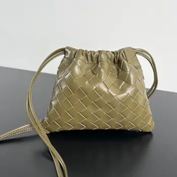 <p>Bv 新款 抽绳Dustbag 垃圾袋  816987 垃圾袋真的好搭 慵懒自在的随意感以经典编织设计 塑造时尚界的不败单品 束口的抽绳设计自然开口褶皱感和柔嫩牛皮光滑细腻 处处透露着这只包的慵懒精致感 不仅自重轻容量也很足哦 想要一个松弛感十足的包包 就入手这个能让你快乐的垃圾袋叭 </p>