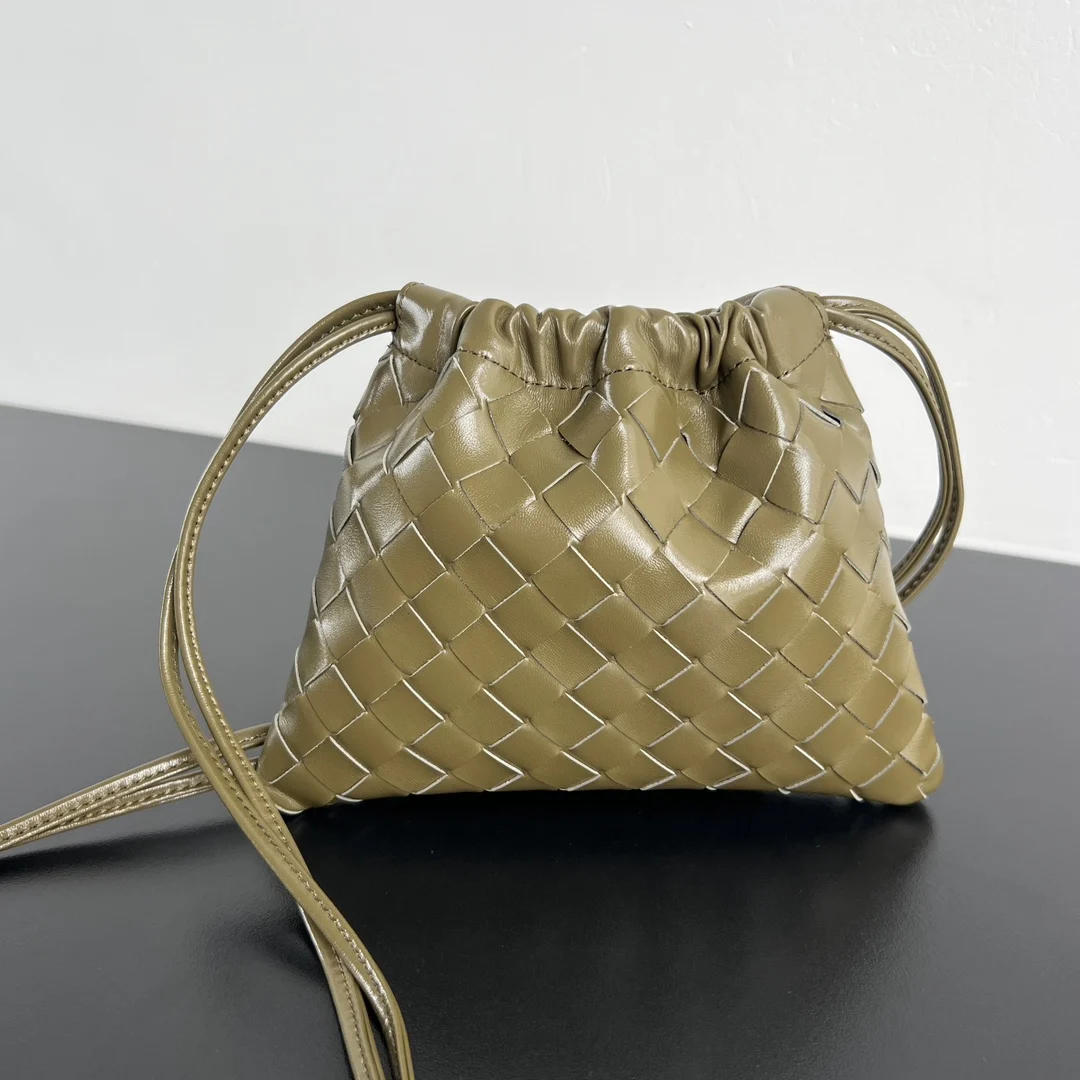 <p>Bv 新款 抽绳Dustbag 垃圾袋 816987 垃圾袋真的好搭 慵懒自在的随意感以经典编织设计 塑造时尚界的不败单品 束口的抽绳设计自然开口褶皱感和柔嫩牛皮光滑细腻 处处透露着这只包的慵懒精致感 不仅自重轻容量也很足哦 想要一个松弛感十足的包包 就入手这个能让你快乐的垃圾袋叭 </p>