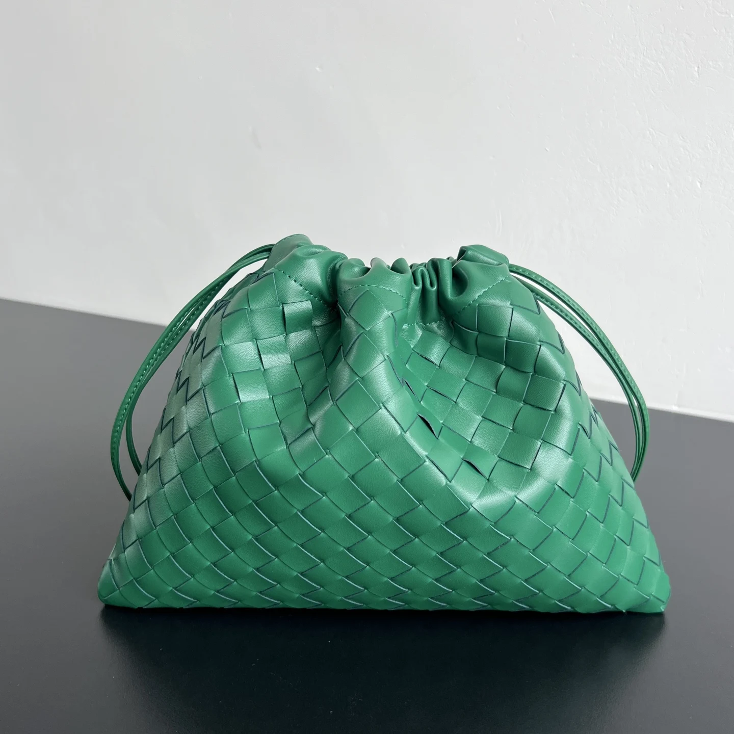 原单BV女包|高仿BV女包|精仿BV女包|一比一BV女包<p>Bv 新款 抽绳Dustbag 垃圾袋  796728 把银闪闪的温柔揉进编织纹理 拎起来就是优雅本身 束口的抽绳设计自然开口褶皱感和柔嫩牛皮光滑细腻 处处透露着这只包的慵懒精致感 不仅自重轻容量也很足哦 想要一个松弛感十足的包包 就入手这个能让你快乐的垃圾袋叭</p><p>尺寸 32x23 </p>