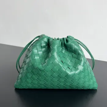 <p>Bv 新款 抽绳Dustbag 垃圾袋  796728 把银闪闪的温柔揉进编织纹理 拎起来就是优雅本身 束口的抽绳设计自然开口褶皱感和柔嫩牛皮光滑细腻 处处透露着这只包的慵懒精致感 不仅自重轻容量也很足哦 想要一个松弛感十足的包包 就入手这个能让你快乐的垃圾袋叭</p><p>尺寸 32x23 </p>