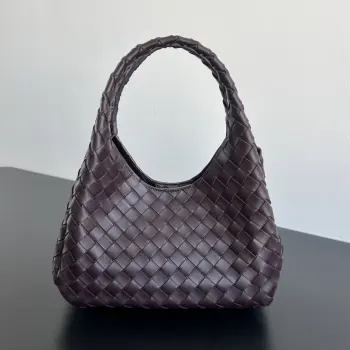 <p>BV新品 Campana手袋 854248 经典回归的Campana手袋复古有魅力 灵感来源04年的经典馆藏每一根皮条都是用两层Nappa小羊皮制成 展现着内外全编织的极致工艺 包身超级轻盈 采用皮革系带开合 配有隐藏式磁扣 拥有两种形态可切换 容量大到惊人 不管是日常出行 还是旅行放各种小物  都能轻松搞定 通勤约会两手抓 随手拎出法式慵懒 </p><p>尺寸 28x16x15 </p>