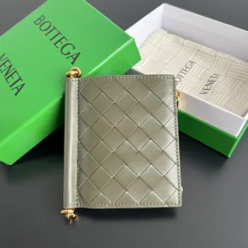 <p>BV新品 Solstice系列短款钱包788055 经典编织皮革搭配金属配件细节 让外观更具有设计感和完整性柔软舒适牛皮材质 光泽感十足 翻盖手柄位置由管状kont金属搭配 冲击视觉效果按扣开合  内里隔层有序 即可以放现金又可以放卡 实用又有个性的钱包就是王道</p><p>尺寸 11.5*10*1cm </p>
