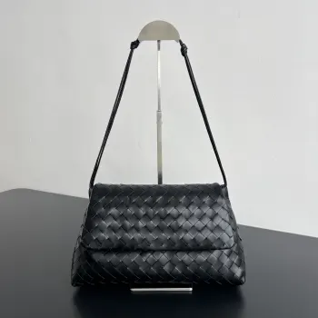 <p>BV新品 Dustbag 857657 被大家问爆的垃圾袋来啦翻盖设计不仅增加了视觉层次感 整体还显的精致而不厚重包身选用柔软牛皮材质 摸起来软乎乎糯叽叽的 透露着低调雾面高级感翻盖+抽绳开合方式 整体更加有立体感和安全性 无论是作为单肩包还是斜挎包使用 都能展现出优雅的气质</p><p>尺寸 33x19x8 </p>