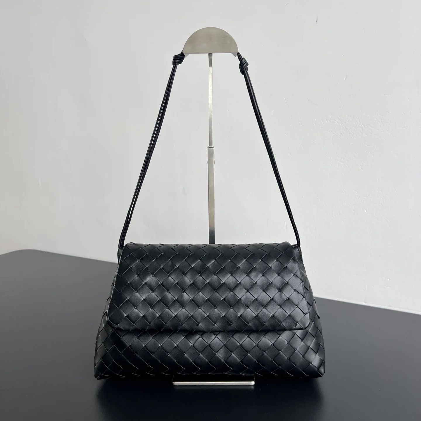 <p>BV新品 Dustbag 857657 被大家问爆的垃圾袋来啦翻盖设计不仅增加了视觉层次感 整体还显的精致而不厚重包身选用柔软牛皮材质 摸起来软乎乎糯叽叽的 透露着低调雾面高级感翻盖+抽绳开合方式 整体更加有立体感和安全性 无论是作为单肩包还是斜挎包使用 都能展现出优雅的气质</p><p>尺寸 33x19x8 </p>