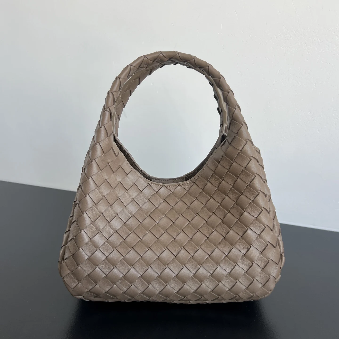 原单BV女包|高仿BV女包|精仿BV女包|一比一BV女包<p>BV新品 Campana手袋 854248 经典回归的Campana手袋复古有魅力 灵感来源04年的经典馆藏每一根皮条都是用两层Nappa小羊皮制成 展现着内外全编织的极致工艺 包身超级轻盈 采用皮革系带开合 配有隐藏式磁扣 拥有两种形态可切换 容量大到惊人 不管是日常出行 还是旅行放各种小物  都能轻松搞定 通勤约会两手抓 随手拎出法式慵懒 </p><p>尺寸 28x16x15 </p>