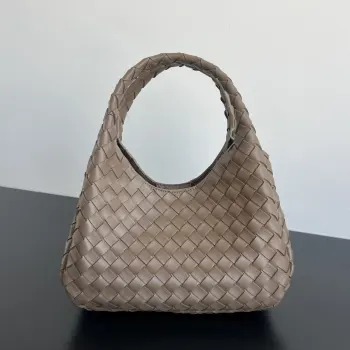 <p>BV新品 Campana手袋 854248 经典回归的Campana手袋复古有魅力 灵感来源04年的经典馆藏每一根皮条都是用两层Nappa小羊皮制成 展现着内外全编织的极致工艺 包身超级轻盈 采用皮革系带开合 配有隐藏式磁扣 拥有两种形态可切换 容量大到惊人 不管是日常出行 还是旅行放各种小物  都能轻松搞定 通勤约会两手抓 随手拎出法式慵懒 </p><p>尺寸 28x16x15 </p>