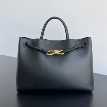 <p>BV 这个冬天来点不一样的Andiamo810214 具有光泽度的全皮与编织肩带巧妙呼应 一枚knot金属绳结成为肩带上的点睛装饰 皮质是精心挑选的荷兰小牛皮 触感像婴儿的肌肤一样细腻 让人爱不释手 早秋的第一款松弛感包包 </p><p>尺寸 32x24x12 </p>