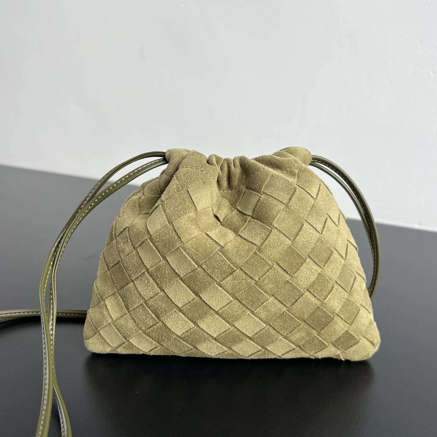 <p>Bv 新款 抽绳Dustbag 垃圾袋  816987 麂皮材质很时尚百搭 慵懒自在的随意感以经典编织设计 塑造时尚界的不败单品 束口的抽绳设计自然开口褶皱感和柔嫩牛皮光滑细腻 处处透露着这只包的慵懒精致感 不仅自重轻容量也很足哦 想要一个松弛感十足的包包 就入手这个能让你快乐的垃圾袋叭 </p>