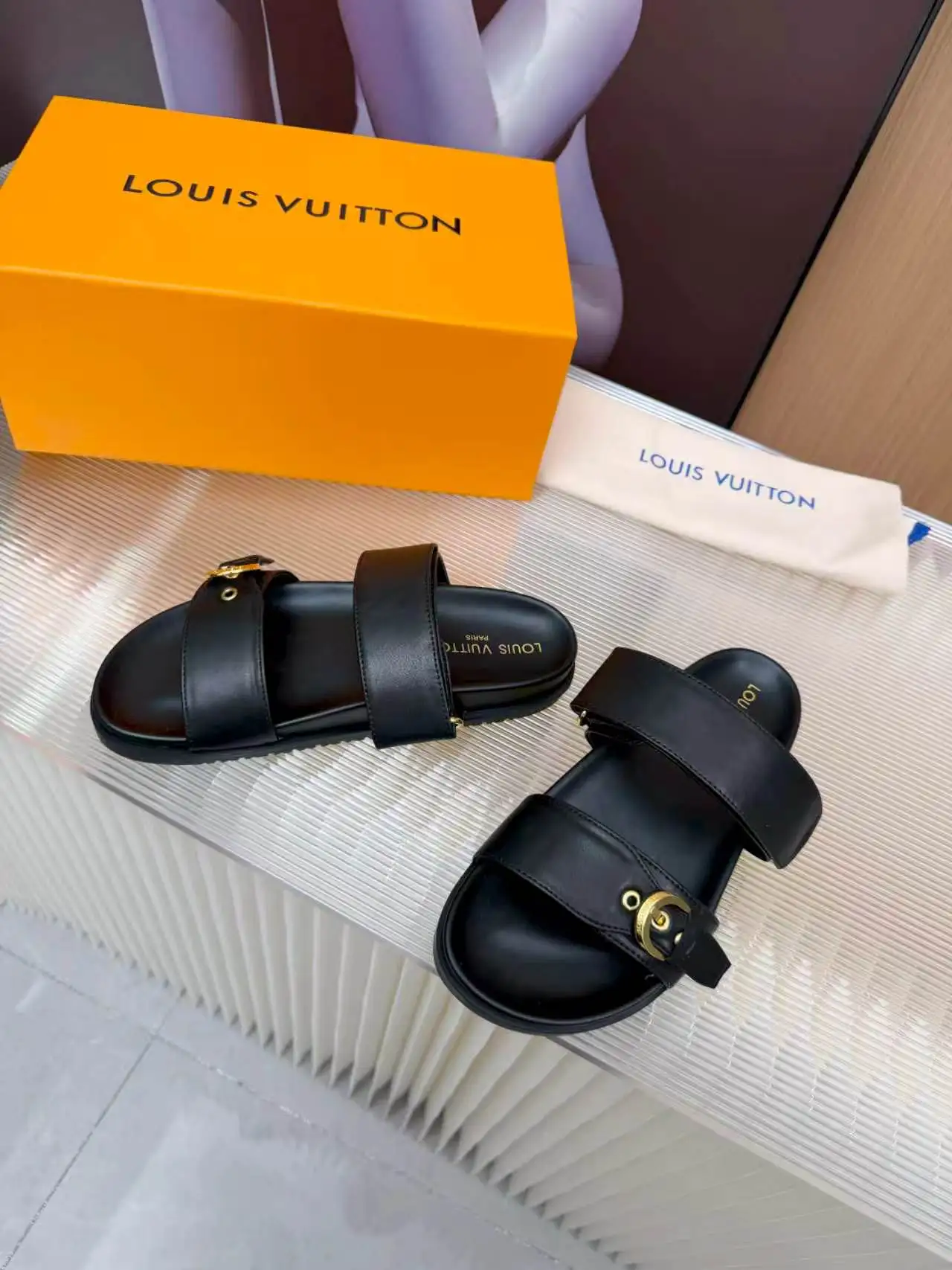 原单LV女鞋|高仿LV女鞋|精仿LV女鞋|一比一LV女鞋<p>Louis Vuitton路易威登新款鞋火爆上市 1:1高级定制 秒杀一切仿品 原版开模 既时尚又美观 面料:小牛皮 进口帆布 内里羊皮 精美原版鞋楦 大底 鞋底加水台4厘米 码数35—42, 多色可选带图下单 欢迎传图砸单 新色会陆续更新</p>